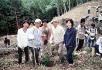 三田会会員と共に植樹    