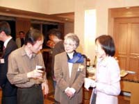日本林業経営者協会事務局の飯田さん 何時もお世話をお掛けいたします。 「イヤー恐い？優しい？のご婦人に 囲まれ」頭の毛もこの一年で薄くなって しまいました飯田さんゴメンナサーイー  