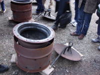 鑑賞炭を焼くトラックのタイヤ ホイールを改造した釜 